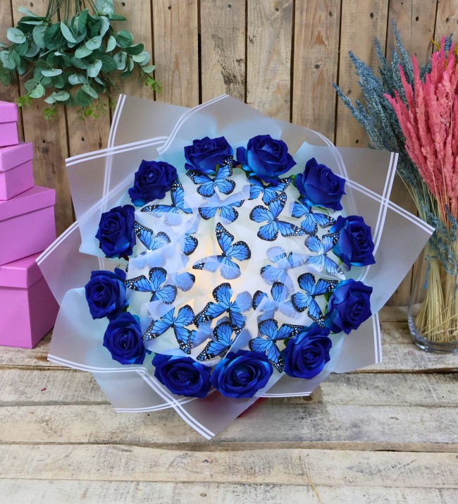 Sevdiklerinize Özel Işıklı Güllü Renkli Kelebek Buketi (Mavi)