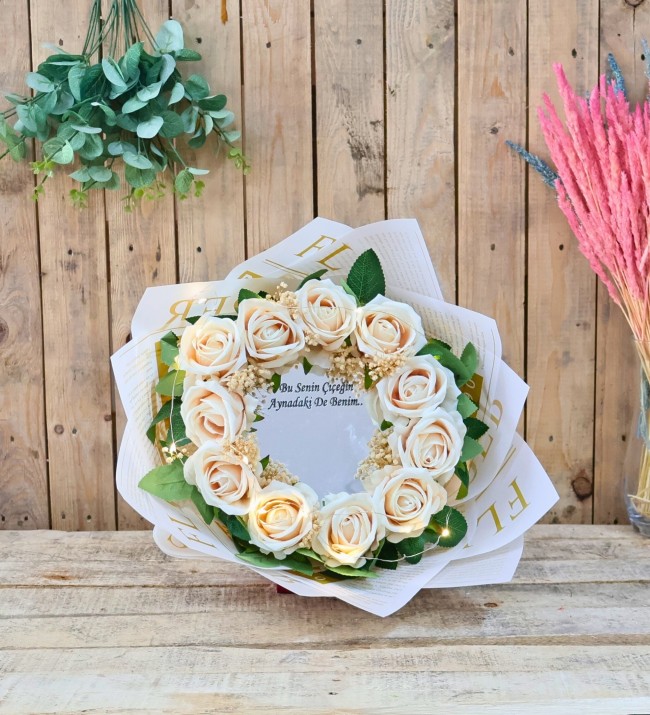 Krem Rengi Gül Detaylı Gerçek Aynalı Özel Gün Buketi