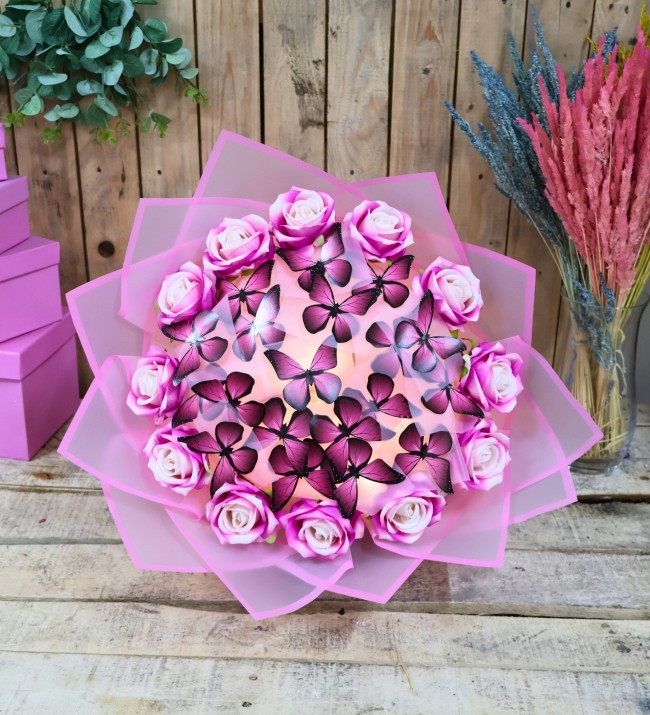 Sevdiklerinize Özel Işıklı Güllü Renkli Kelebek Buketi (Pembe)